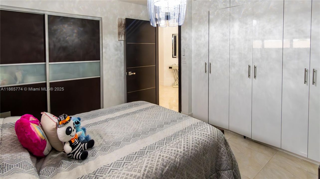 Active With Contract: $985,000 (5 beds, 4 baths, 2728 Square Feet)