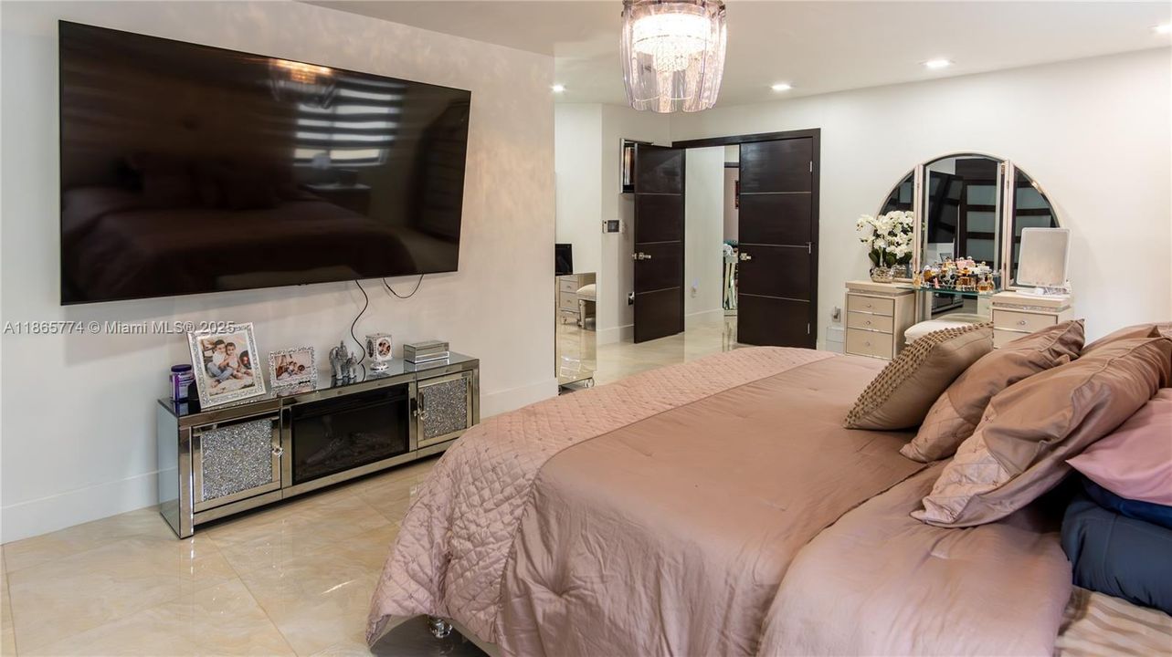 Active With Contract: $985,000 (5 beds, 4 baths, 2728 Square Feet)