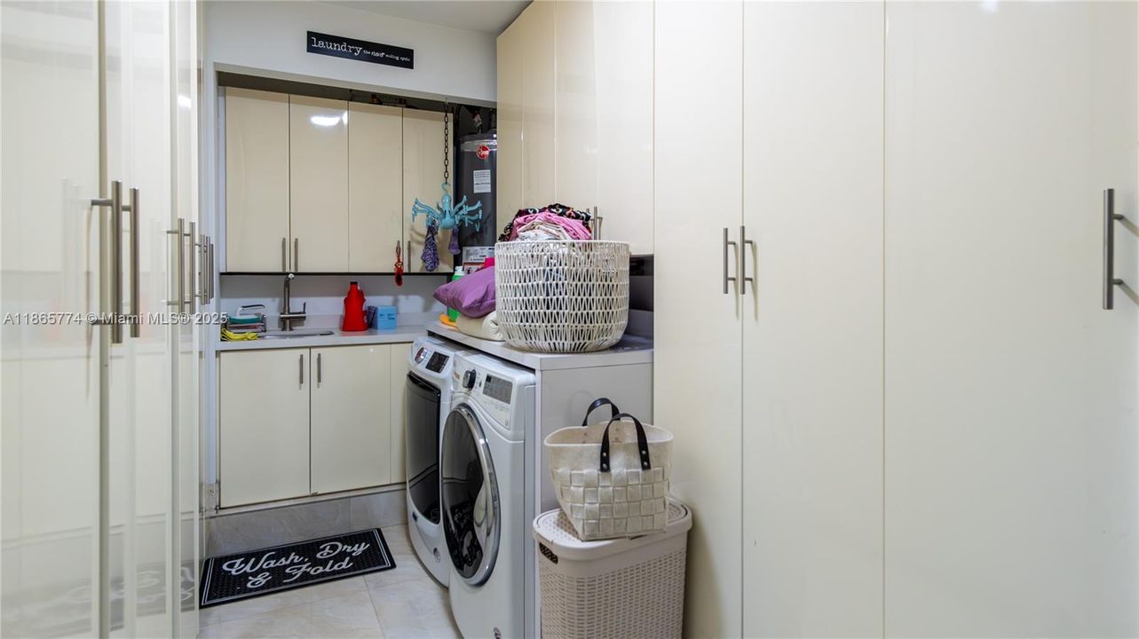 Active With Contract: $985,000 (5 beds, 4 baths, 2728 Square Feet)