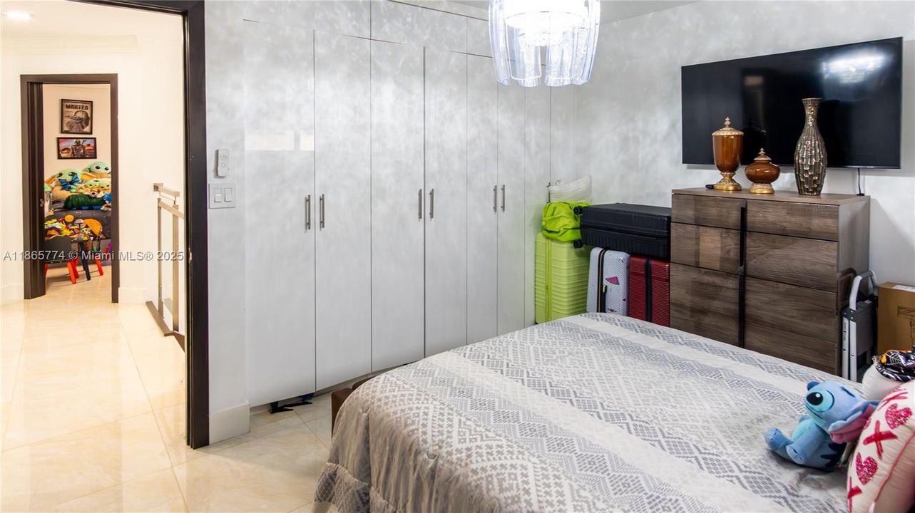 Active With Contract: $985,000 (5 beds, 4 baths, 2728 Square Feet)