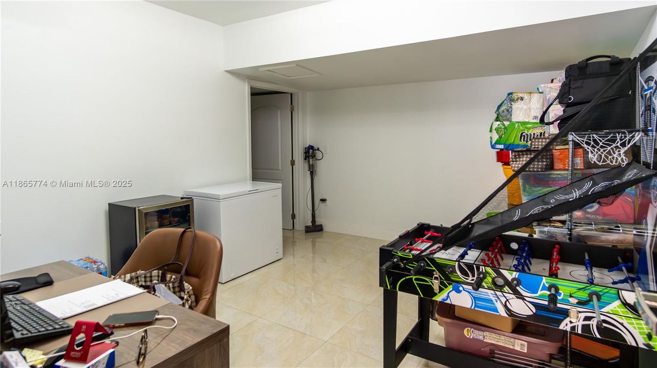 Active With Contract: $985,000 (5 beds, 4 baths, 2728 Square Feet)