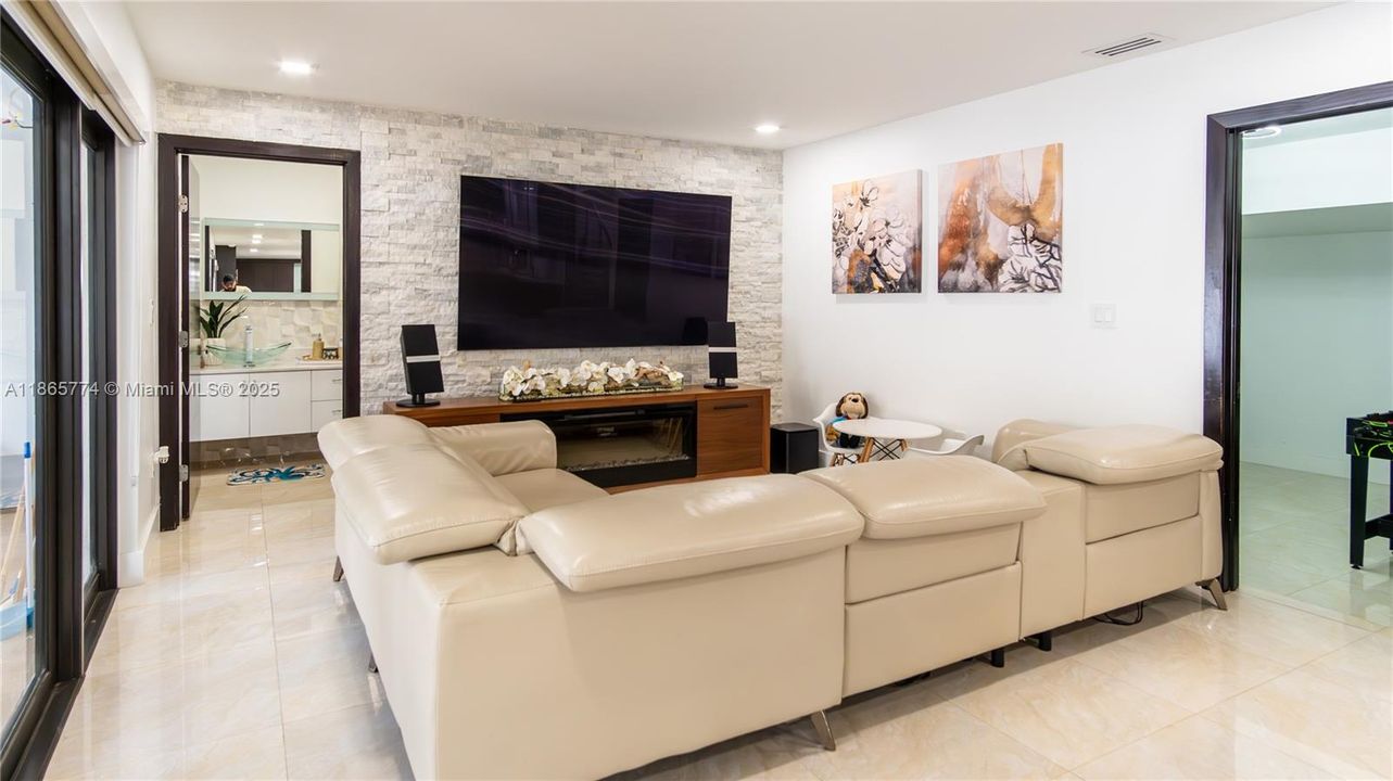 Active With Contract: $985,000 (5 beds, 4 baths, 2728 Square Feet)