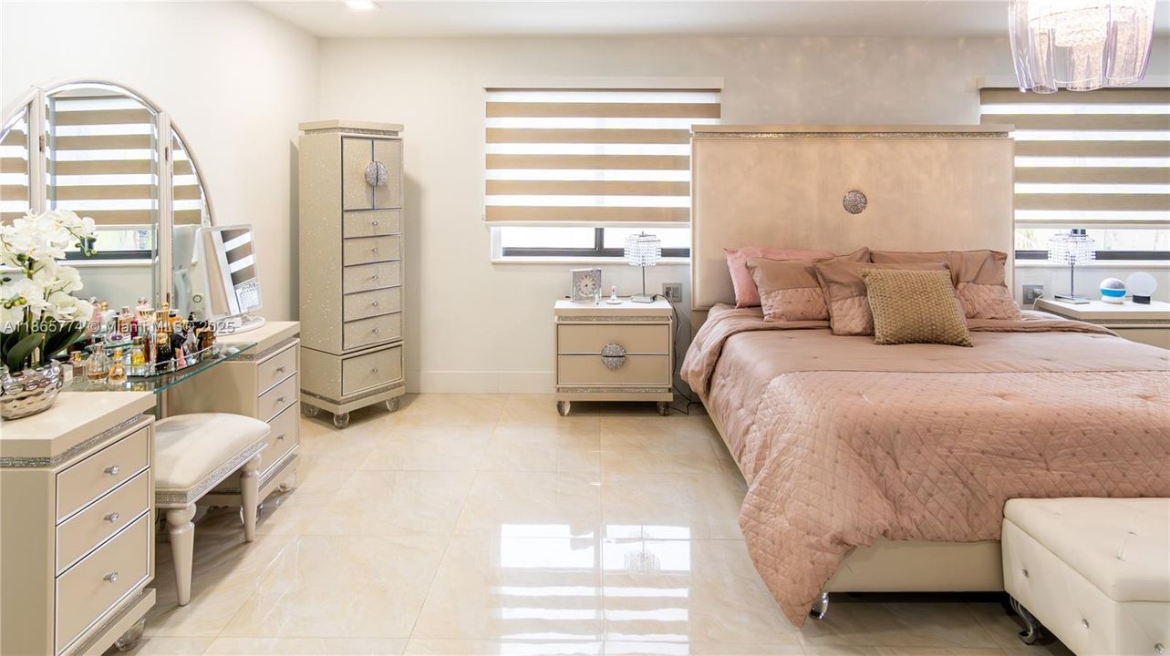 Active With Contract: $985,000 (5 beds, 4 baths, 2728 Square Feet)