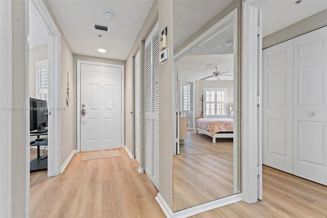 待售: $649,900 (2 贝兹, 2 浴室, 1204 平方英尺)