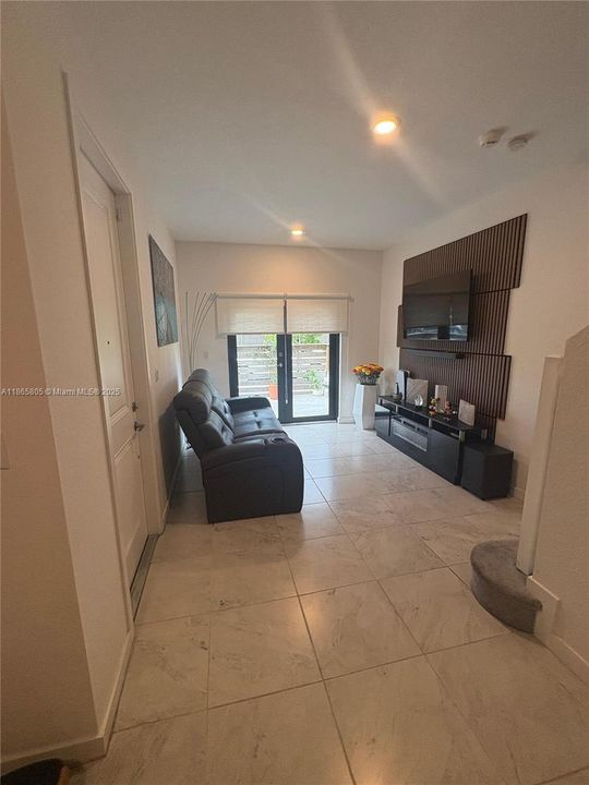 For Sale: $400,000 (3 beds, 2 baths, 1463 Square Feet)