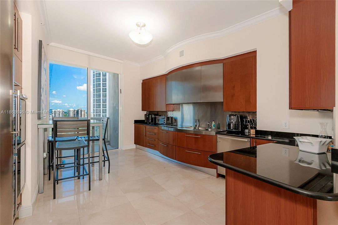 Недавно продано: $2,300,000 (3 спален, 3 ванн, 1909 Квадратных фут)