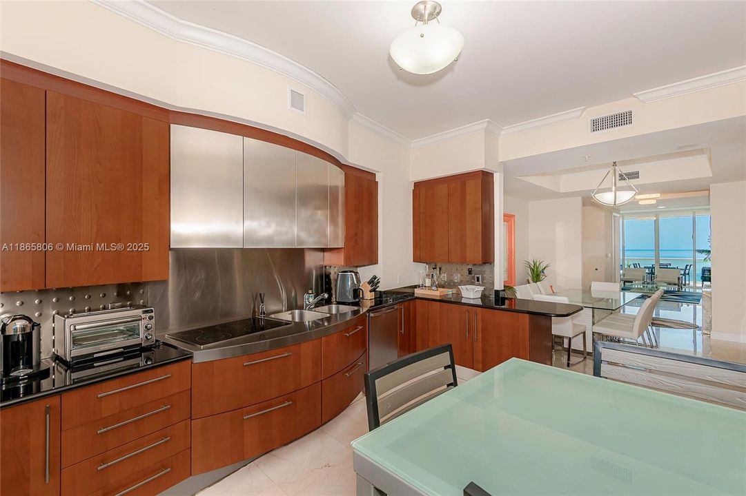 Недавно продано: $2,300,000 (3 спален, 3 ванн, 1909 Квадратных фут)