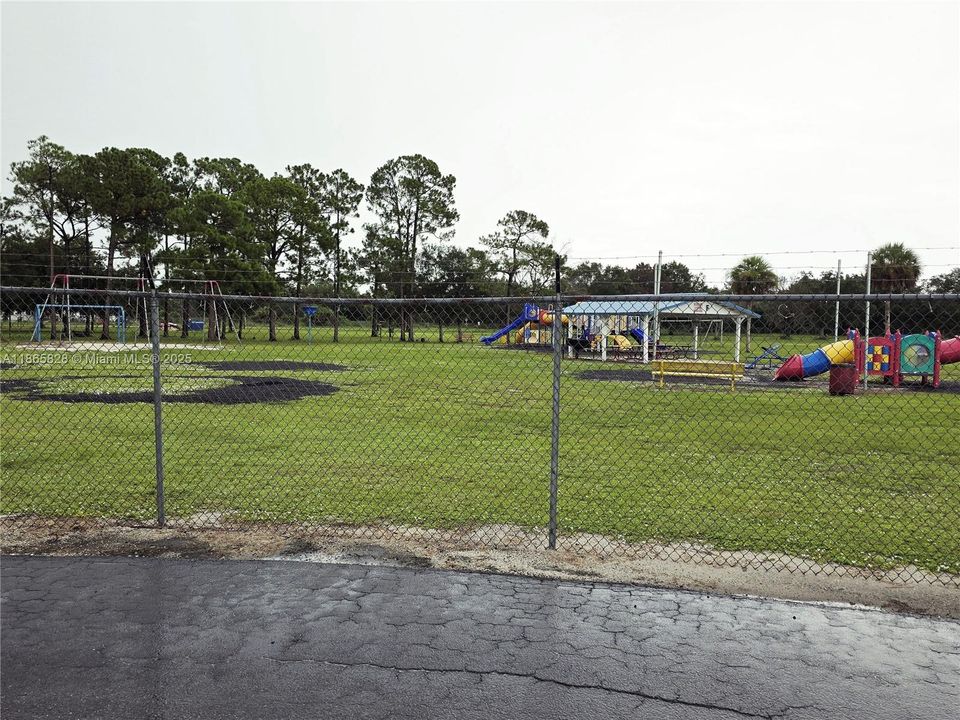 На продажу: $45,000 (1.09 acres)