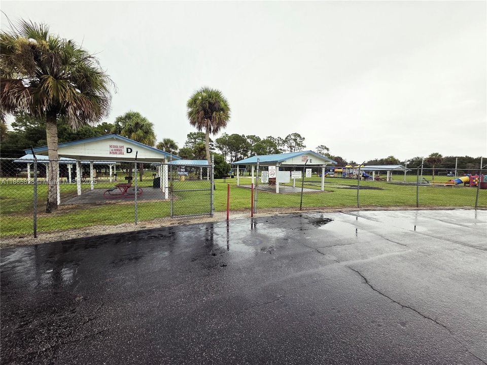 На продажу: $45,000 (1.09 acres)