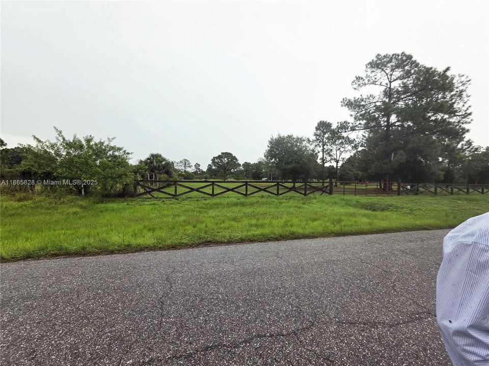 На продажу: $45,000 (1.09 acres)