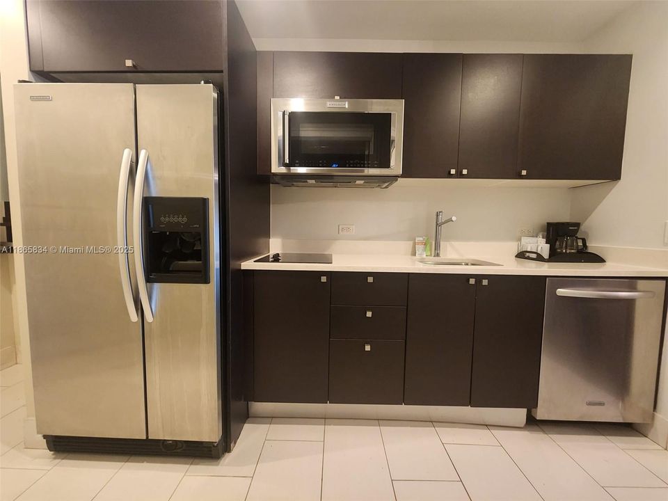 待售: $170,000 (1 贝兹, 1 浴室, 705 平方英尺)