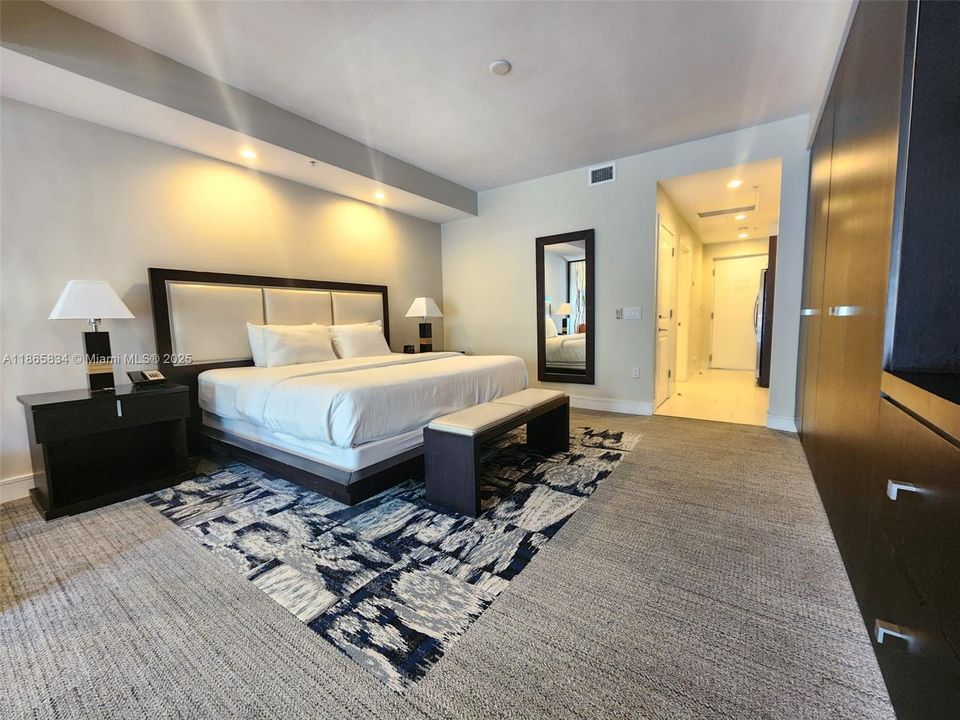 待售: $170,000 (1 贝兹, 1 浴室, 705 平方英尺)