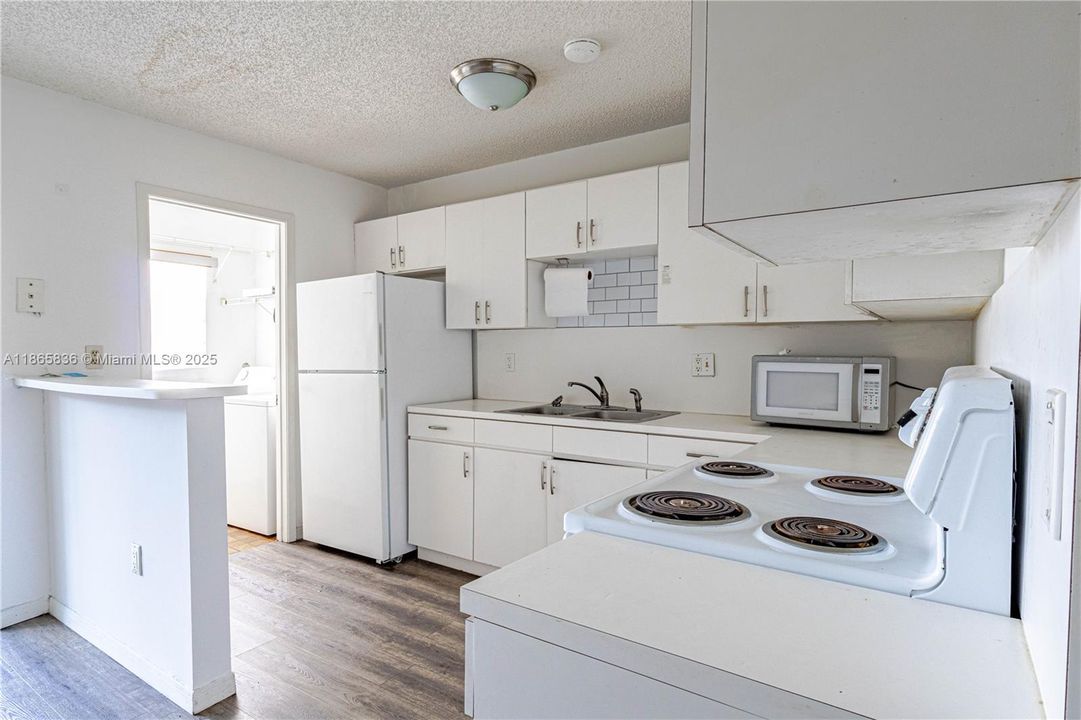 For Sale: $190,000 (2 beds, 2 baths, 940 Square Feet)