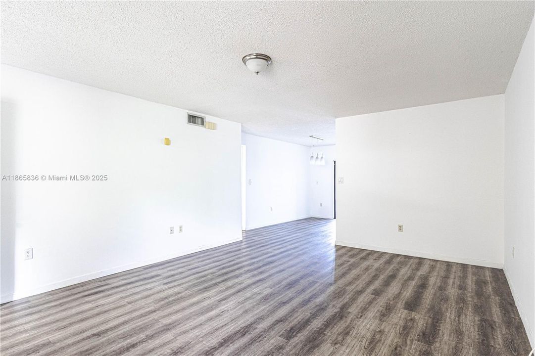 For Sale: $190,000 (2 beds, 2 baths, 940 Square Feet)