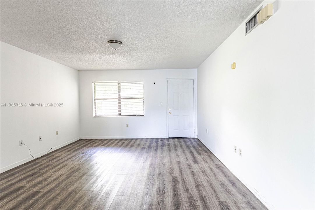 For Sale: $190,000 (2 beds, 2 baths, 940 Square Feet)