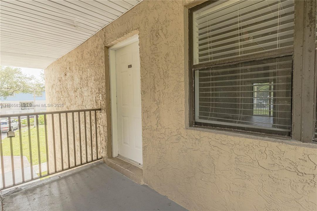 For Sale: $190,000 (2 beds, 2 baths, 940 Square Feet)