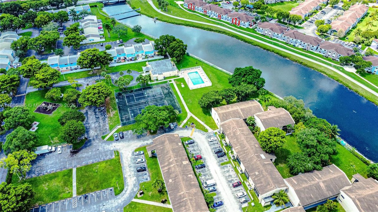 For Sale: $190,000 (2 beds, 2 baths, 940 Square Feet)