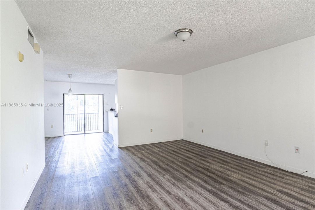 For Sale: $190,000 (2 beds, 2 baths, 940 Square Feet)