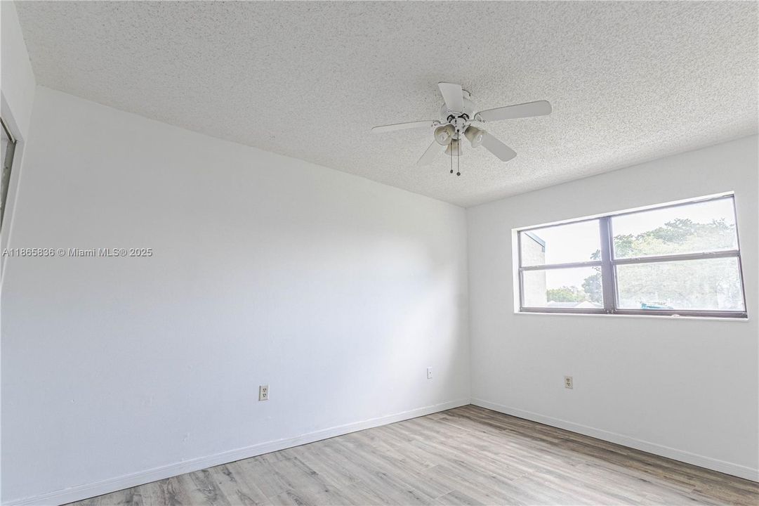 For Sale: $190,000 (2 beds, 2 baths, 940 Square Feet)