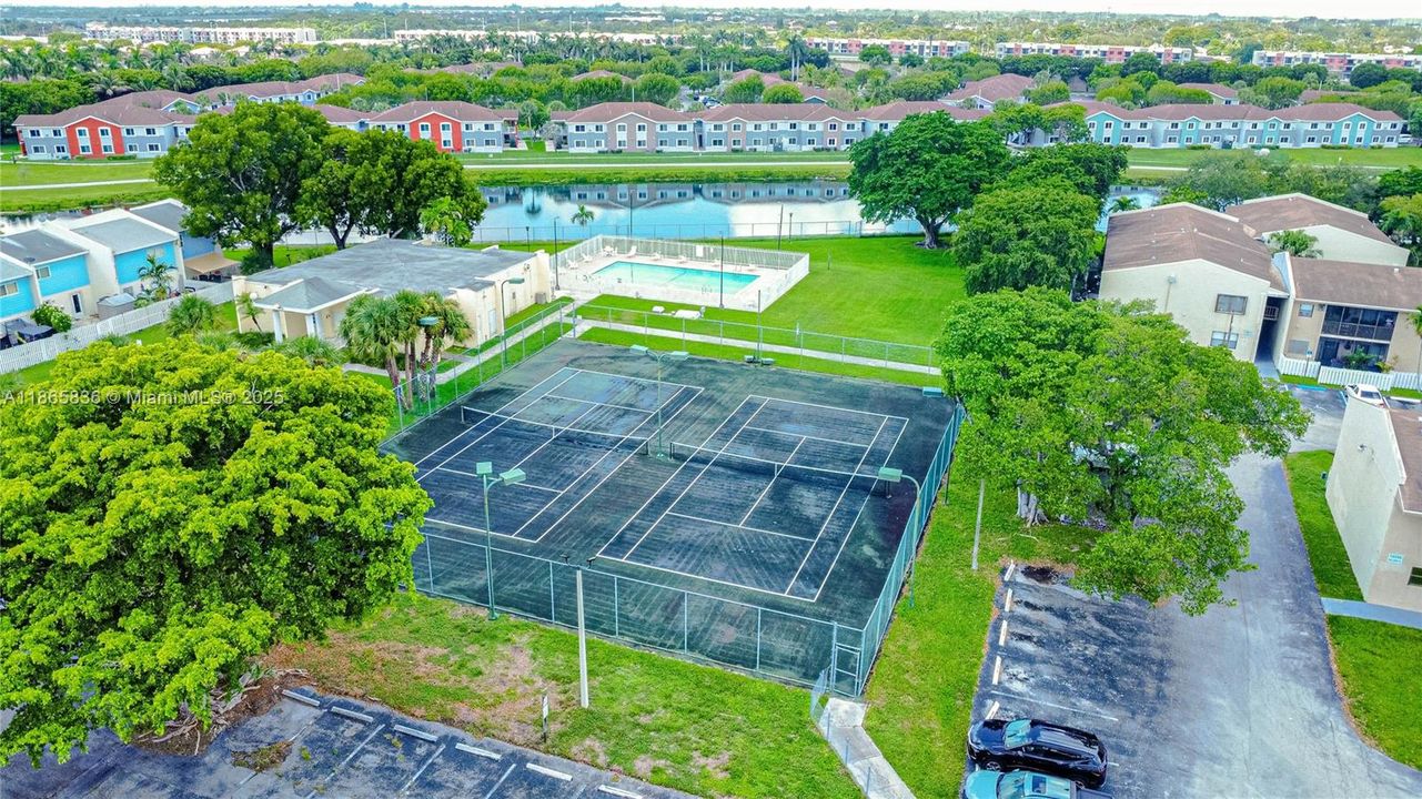 For Sale: $190,000 (2 beds, 2 baths, 940 Square Feet)