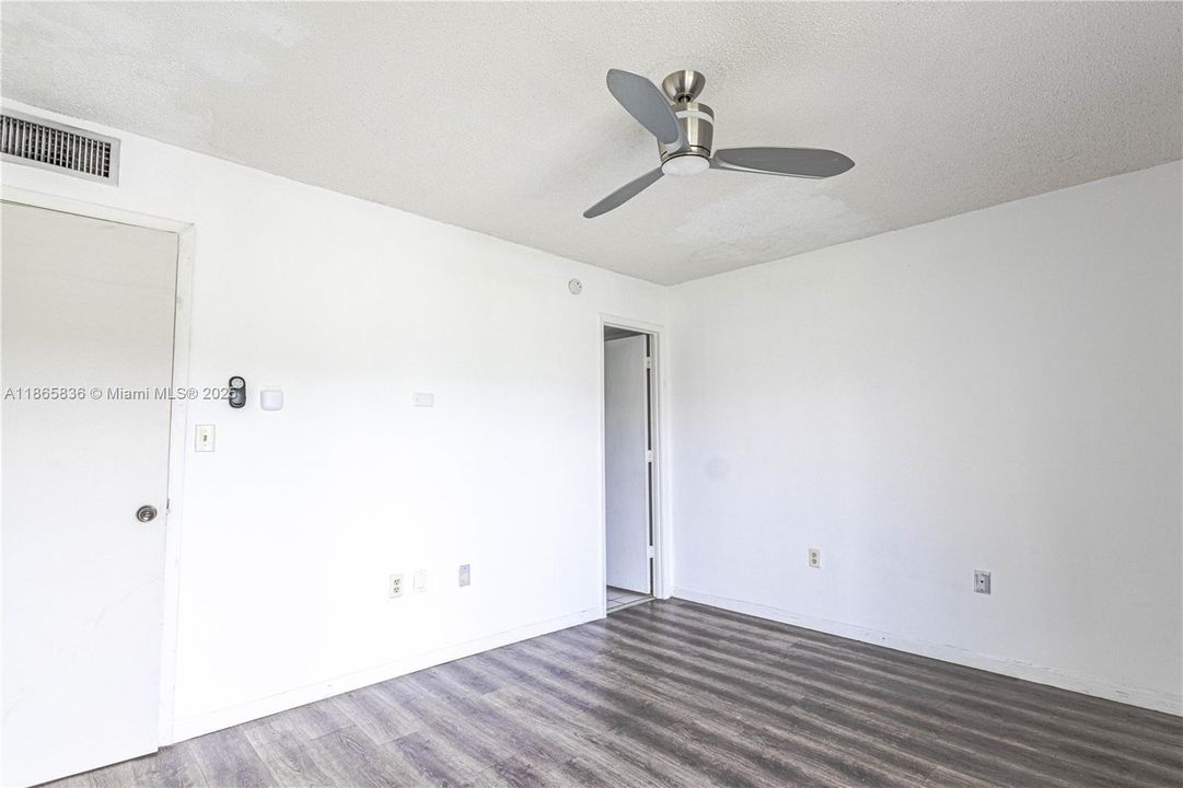 For Sale: $190,000 (2 beds, 2 baths, 940 Square Feet)