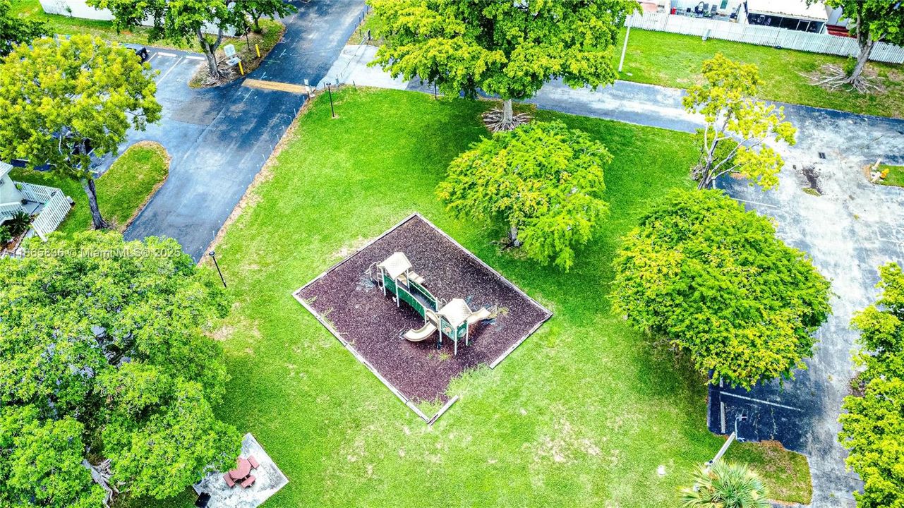 For Sale: $190,000 (2 beds, 2 baths, 940 Square Feet)