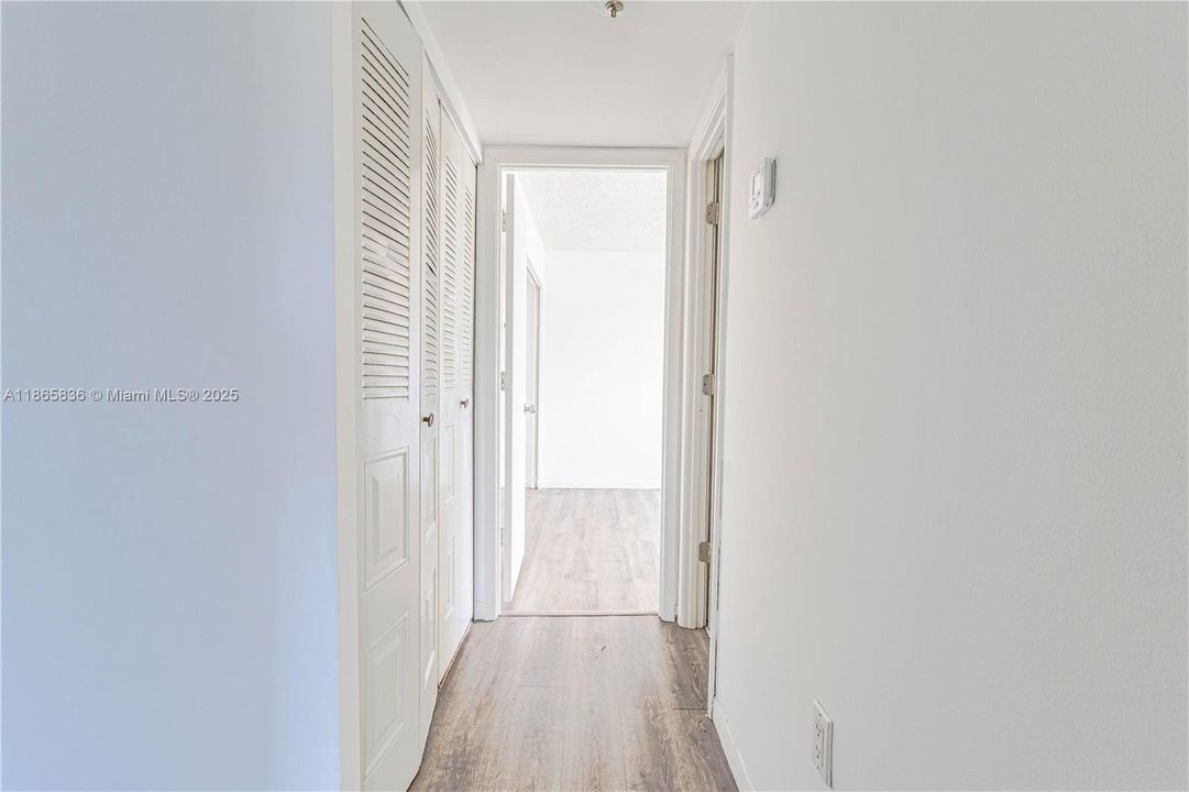 For Sale: $190,000 (2 beds, 2 baths, 940 Square Feet)