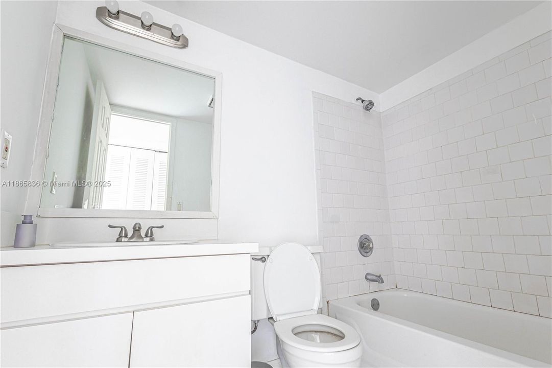 For Sale: $190,000 (2 beds, 2 baths, 940 Square Feet)