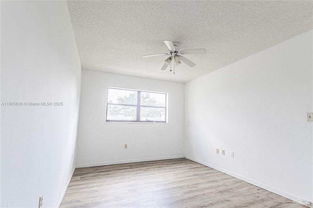 For Sale: $190,000 (2 beds, 2 baths, 940 Square Feet)