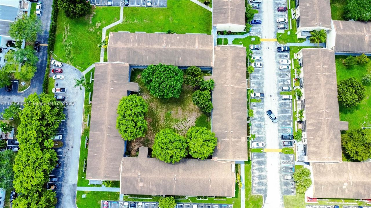 For Sale: $190,000 (2 beds, 2 baths, 940 Square Feet)