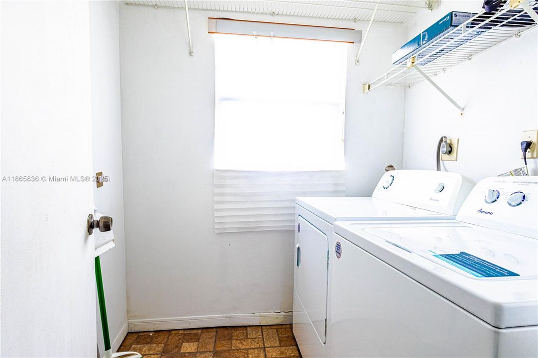 For Sale: $190,000 (2 beds, 2 baths, 940 Square Feet)