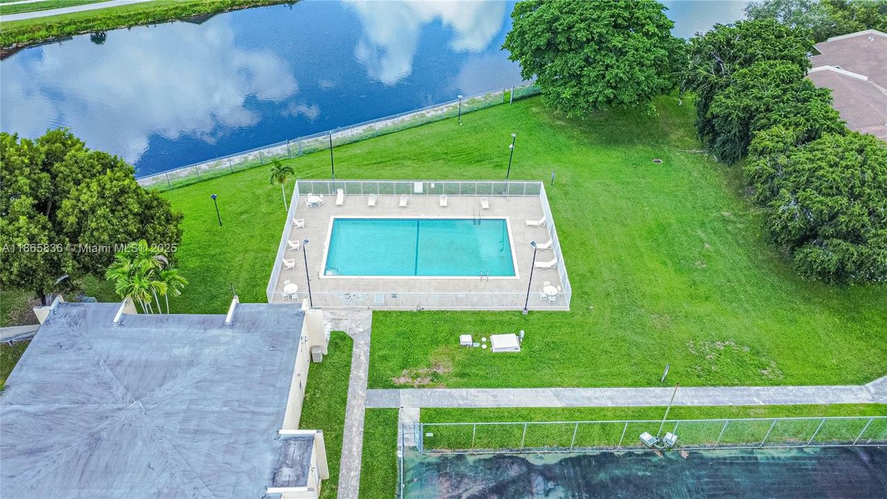 For Sale: $190,000 (2 beds, 2 baths, 940 Square Feet)