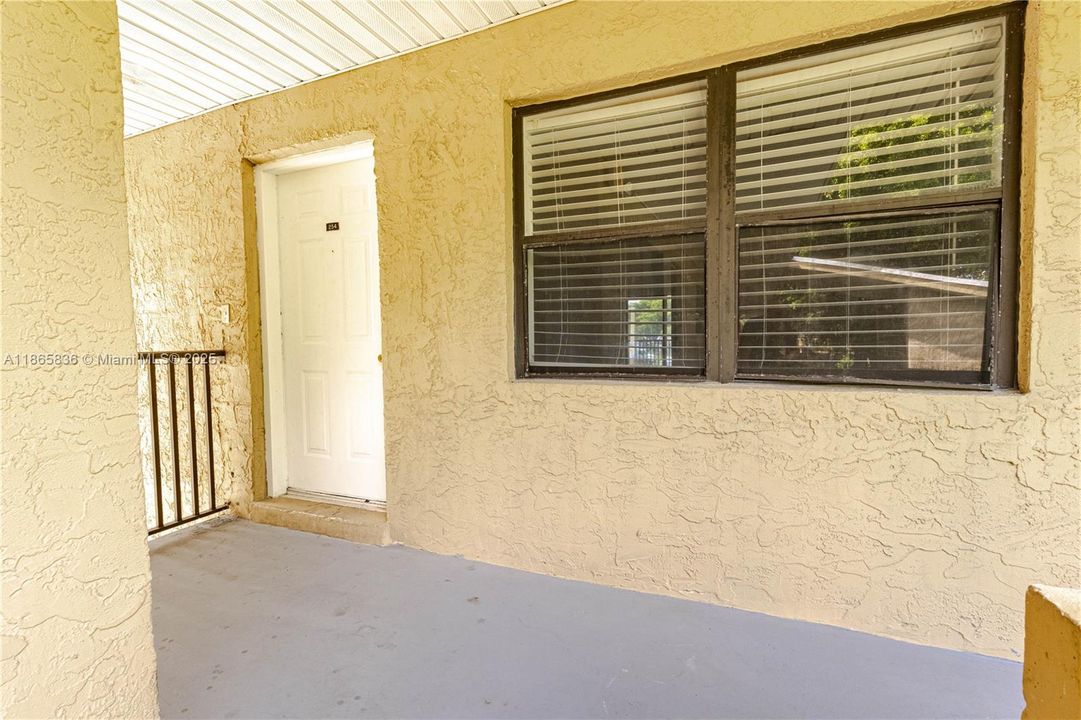 For Sale: $190,000 (2 beds, 2 baths, 940 Square Feet)