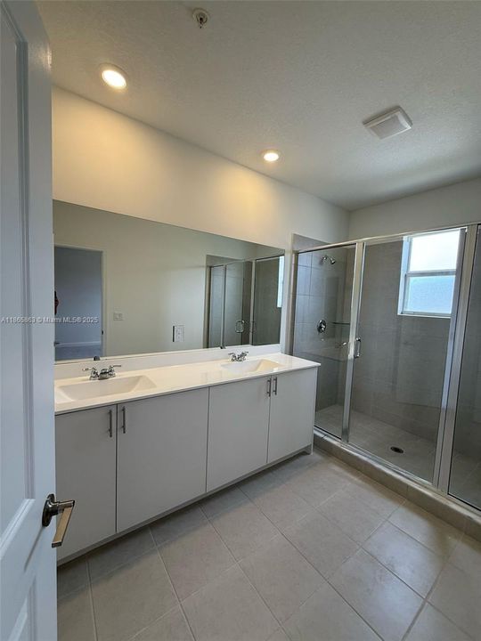 最近租的: $3,400 (3 贝兹, 2 浴室, 0 平方英尺)