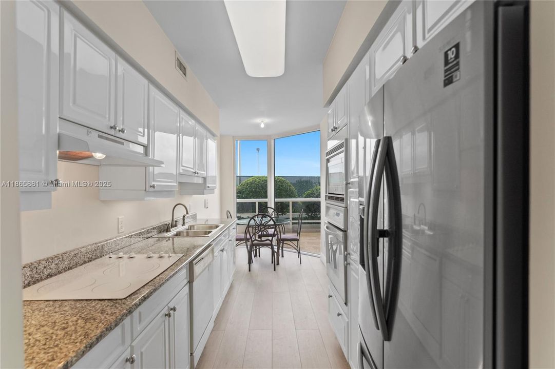 For Sale: $1,285,000 (2 beds, 2 baths, 1380 Square Feet)