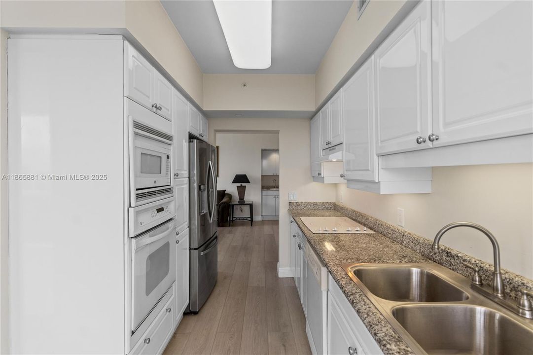 For Sale: $1,285,000 (2 beds, 2 baths, 1380 Square Feet)