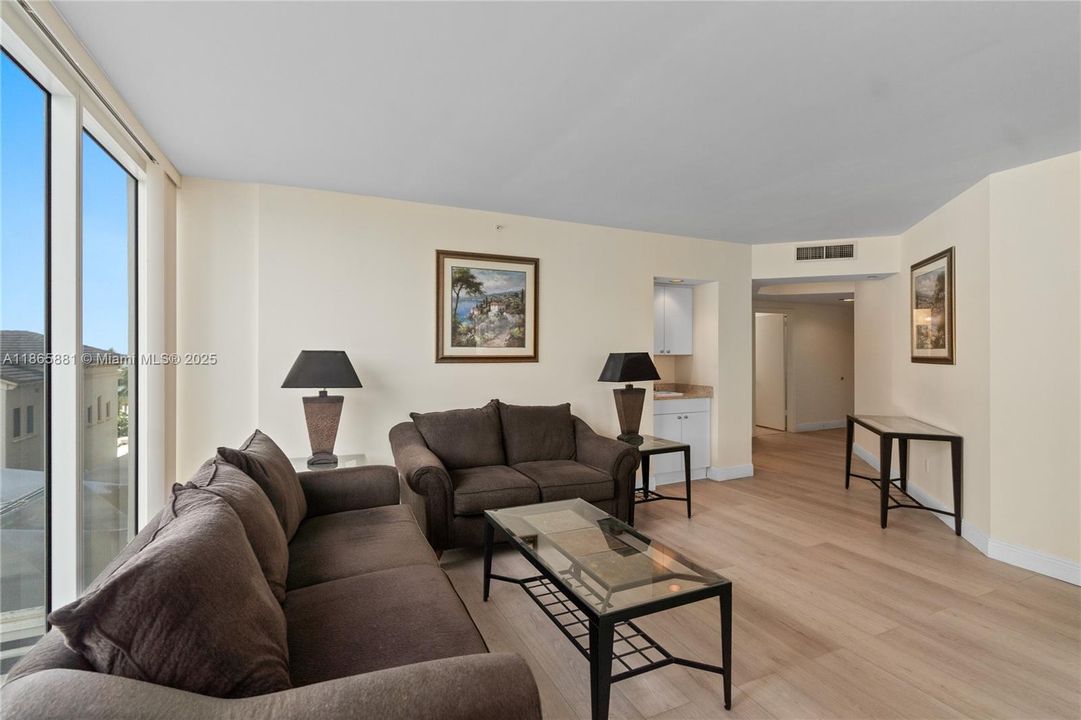 For Sale: $1,285,000 (2 beds, 2 baths, 1380 Square Feet)