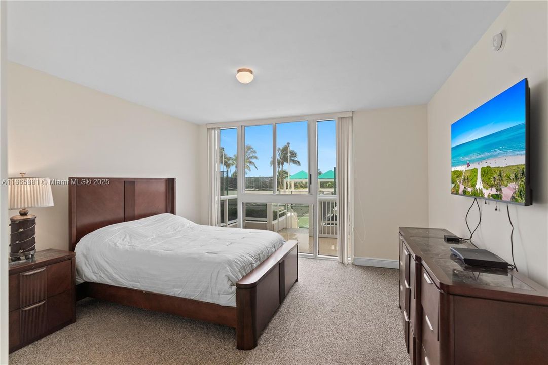 For Sale: $1,285,000 (2 beds, 2 baths, 1380 Square Feet)