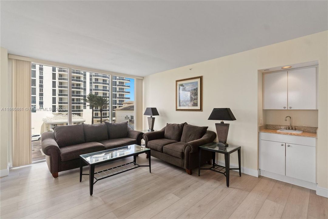 For Sale: $1,285,000 (2 beds, 2 baths, 1380 Square Feet)