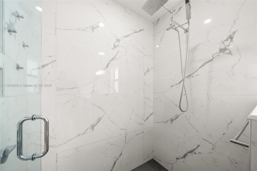 合同活跃: $342,900 (3 贝兹, 2 浴室, 1640 平方英尺)