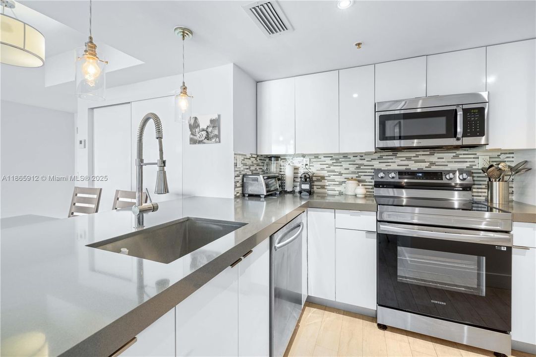 Active With Contract: $770,000 (1 beds, 1 baths, 746 Square Feet)