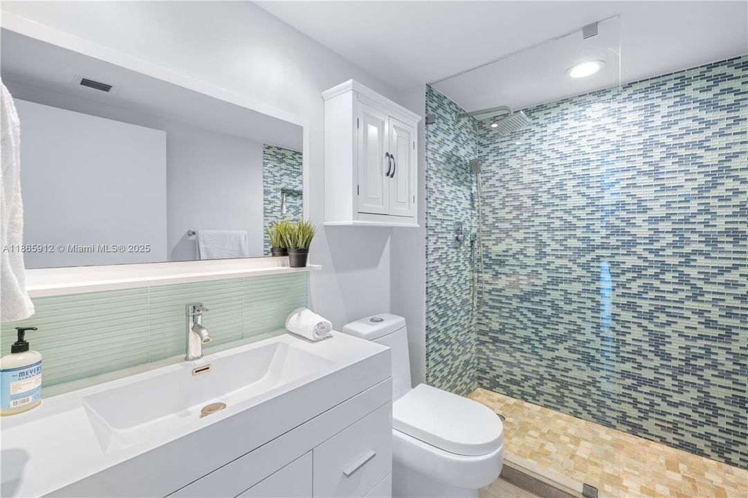 Active With Contract: $770,000 (1 beds, 1 baths, 746 Square Feet)