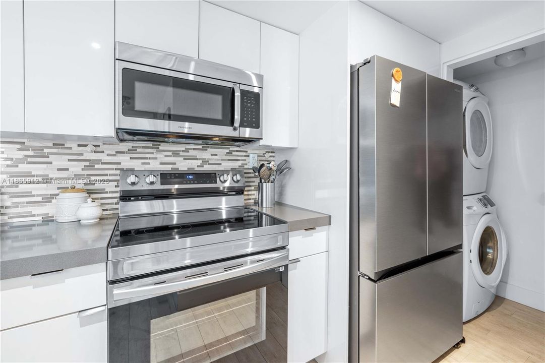 Active With Contract: $770,000 (1 beds, 1 baths, 746 Square Feet)
