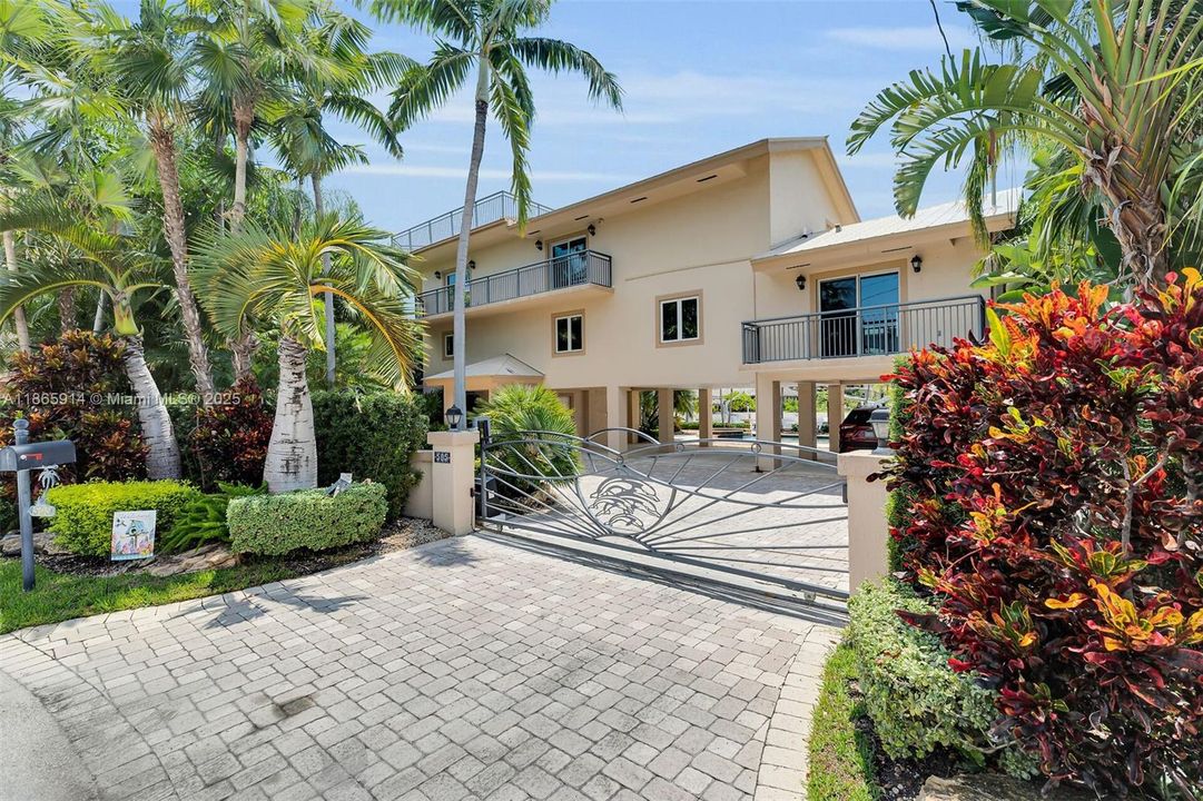 Recently Sold: $3,790,000 (4 beds, 3 baths, 4204 Square Feet)