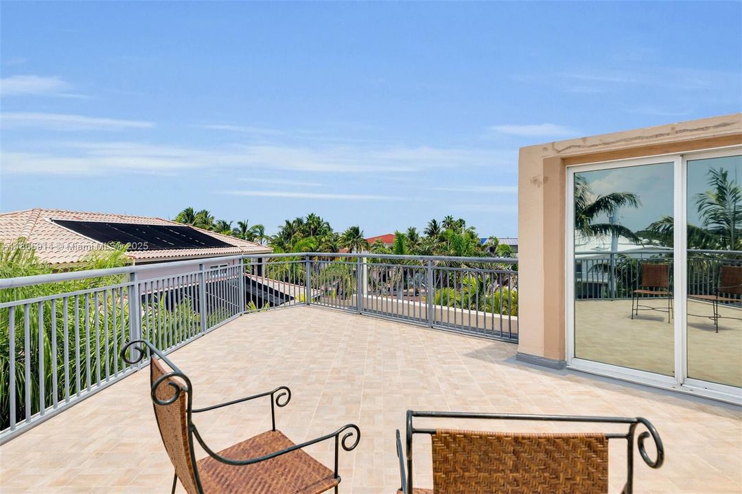 Recently Sold: $3,790,000 (4 beds, 3 baths, 4204 Square Feet)