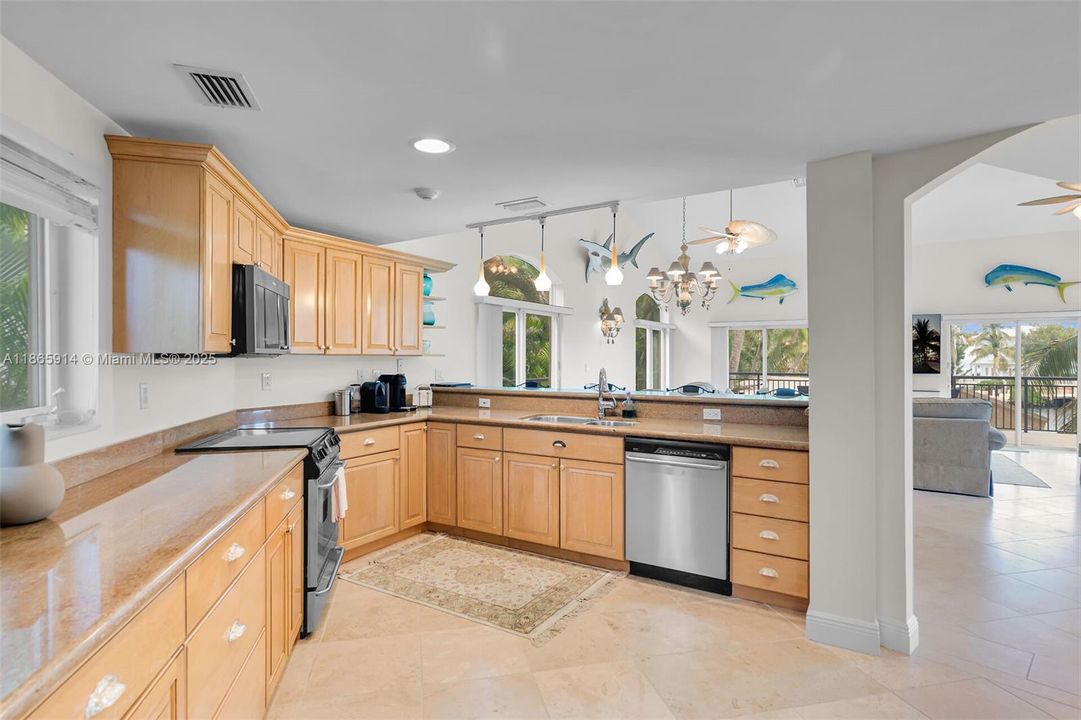 Recently Sold: $3,790,000 (4 beds, 3 baths, 4204 Square Feet)