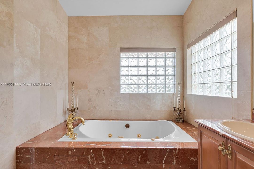 Recently Sold: $3,790,000 (4 beds, 3 baths, 4204 Square Feet)