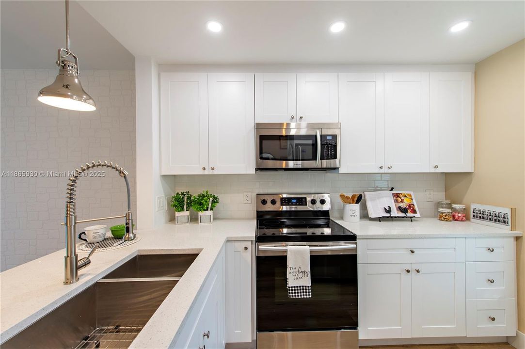 For Sale: $199,000 (1 beds, 1 baths, 690 Square Feet)