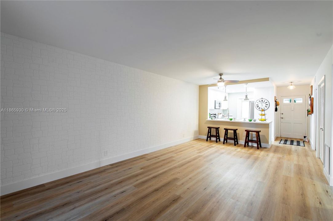 For Sale: $199,000 (1 beds, 1 baths, 690 Square Feet)