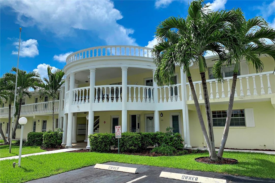 For Sale: $199,000 (1 beds, 1 baths, 690 Square Feet)